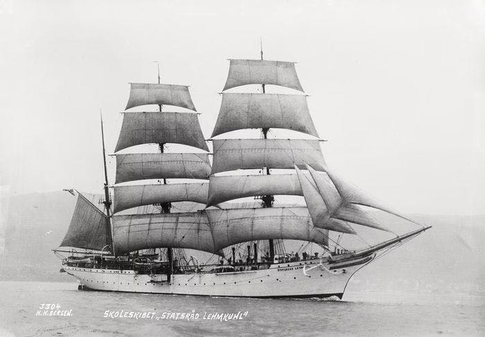 All sails set, in the 1930s. Photo: UiB