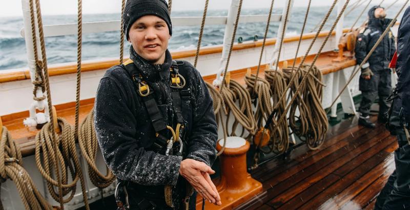 Cadet Torgrim Veie Rosvoll warming his hands. Photo: Hanna Thevik