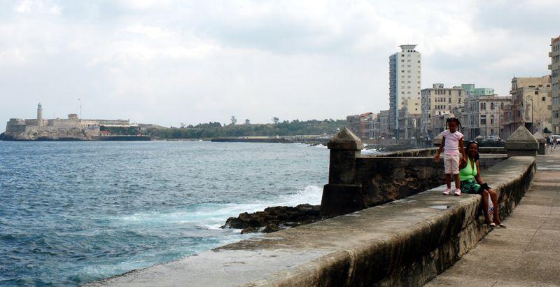 Desamparados, the left bank of the bay. Photo: Ronald Toppe