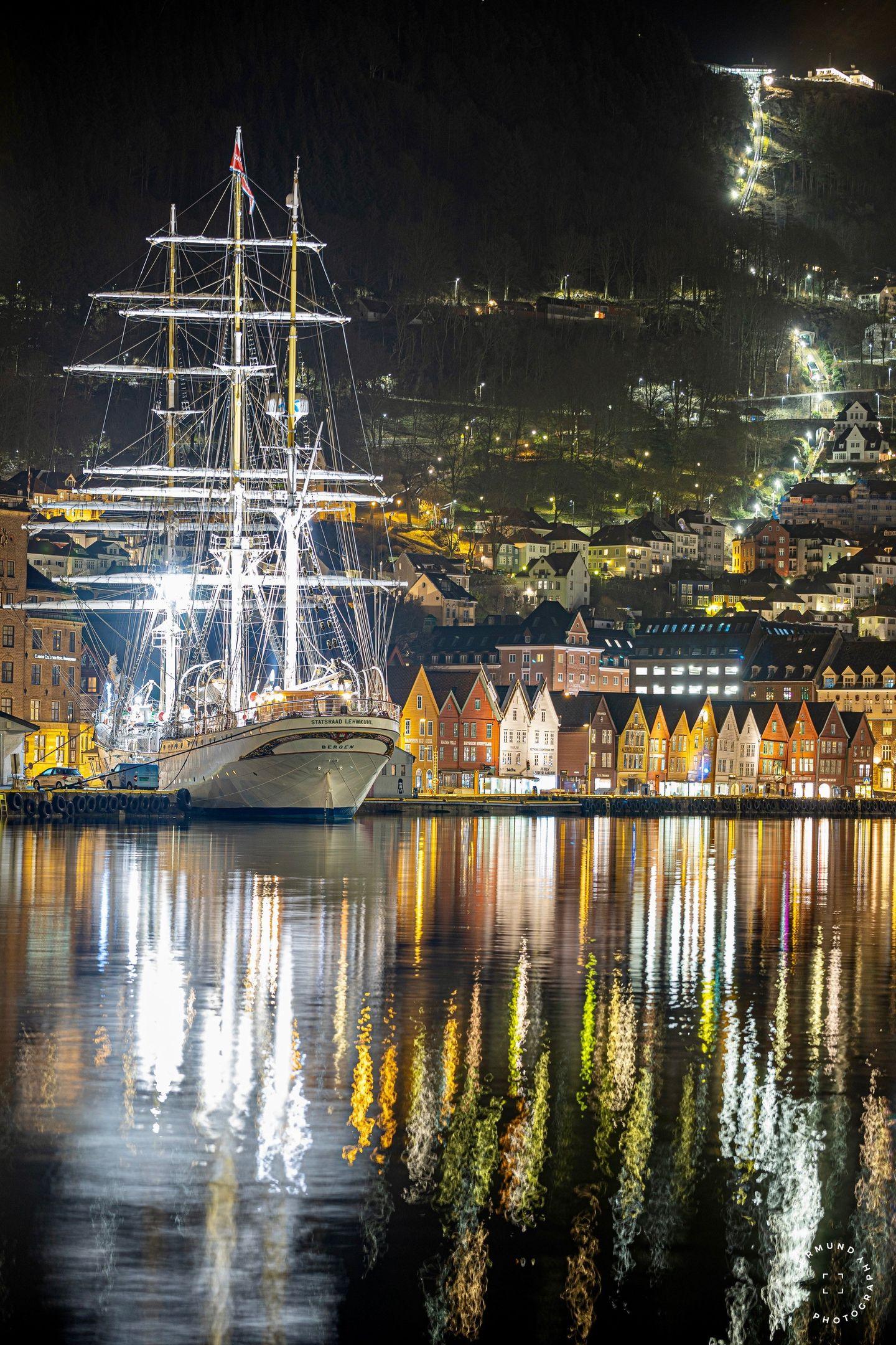 Statsraad Lehmkuhl til kai i hjemmehavnen Bergen. Foto: Gjermundfotografi