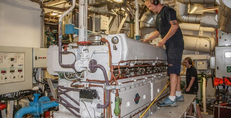 Chief Robert Kristiansen and 1. machinist Annika Franks checking the main engine. Photo: Helene Spurkeland